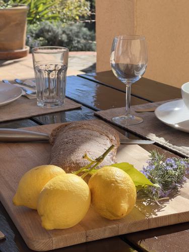 Der Terrassentisch ist gemütllich eingedeckt